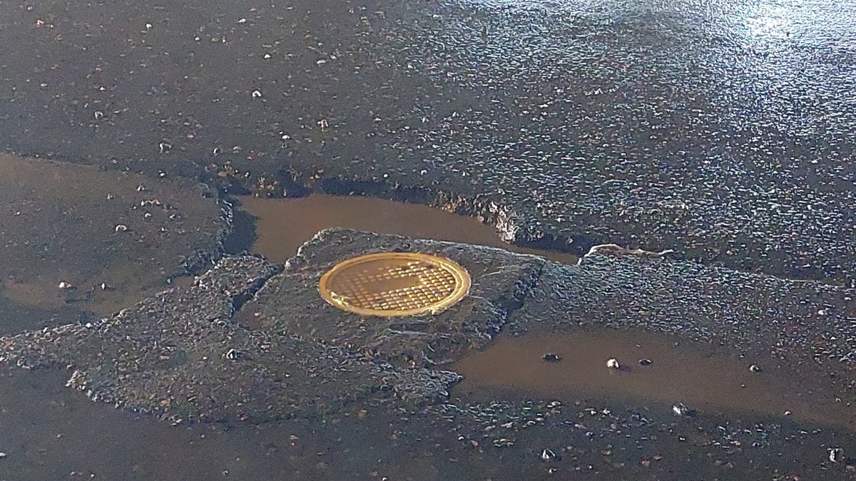 Akyazı'da yoldaki çukur araçların lastiklerini kesti