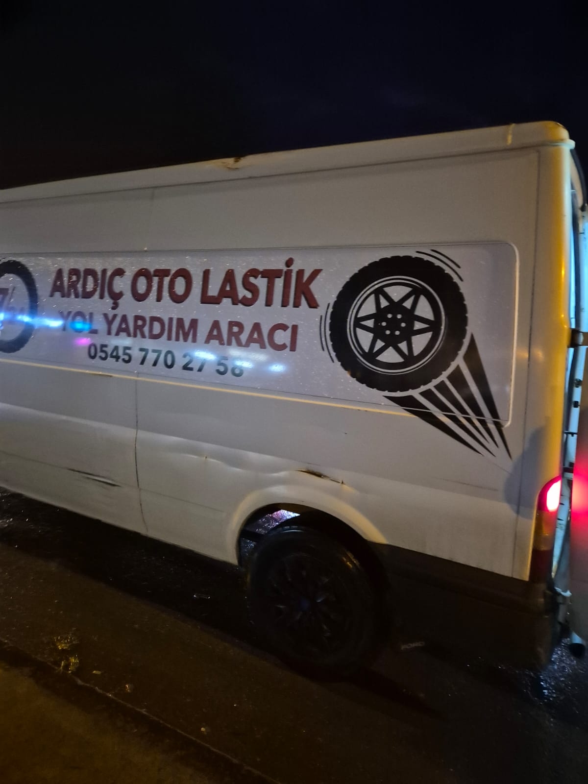 Akyazı'da yoldaki çukur araçların lastiklerini kesti