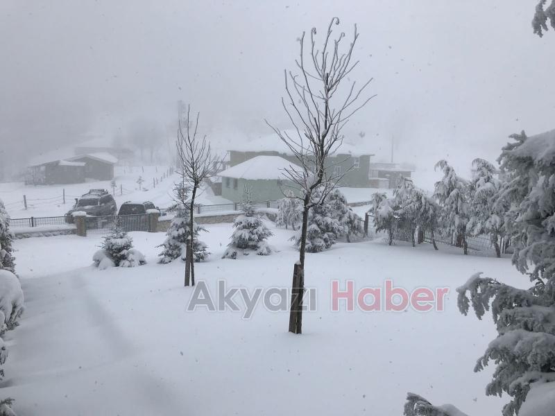 AKYAZI'DA YÜKSEK KESİMLER KARLA KAPLANDI