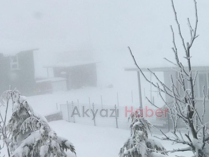 AKYAZI'DA YÜKSEK KESİMLER KARLA KAPLANDI