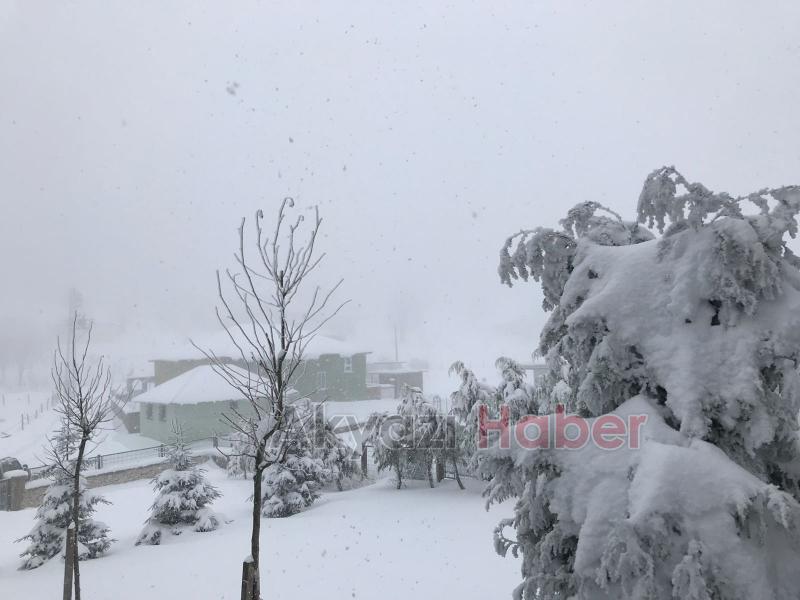 AKYAZI'DA YÜKSEK KESİMLER KARLA KAPLANDI