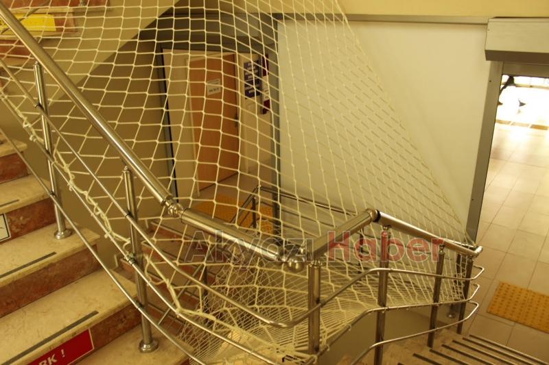 Akyazı Devlet Hastanesi Merdivenleri  Artık Daha Güvenli