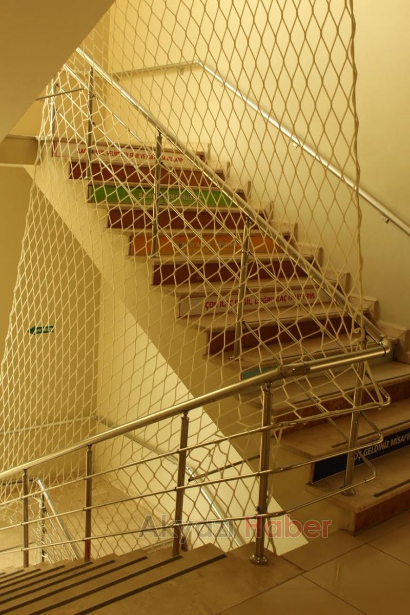 Akyazı Devlet Hastanesi Merdivenleri  Artık Daha Güvenli