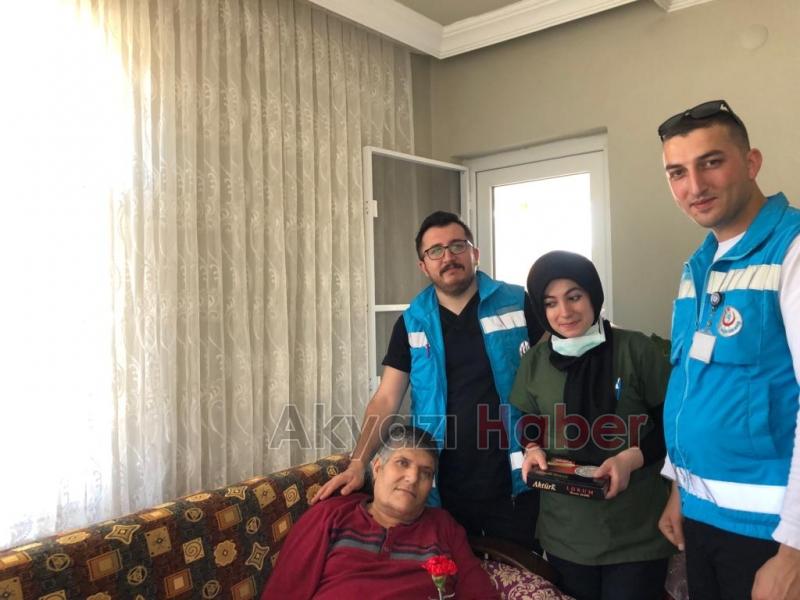 Akyazı Evde Sağlık Hizmetleri ekipleri yaşlı hastaları unutmadı