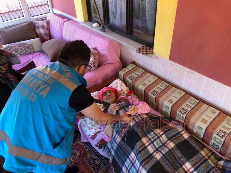 Akyazı Evde Sağlık Hizmetleri ekipleri yaşlı hastaları unutmadı