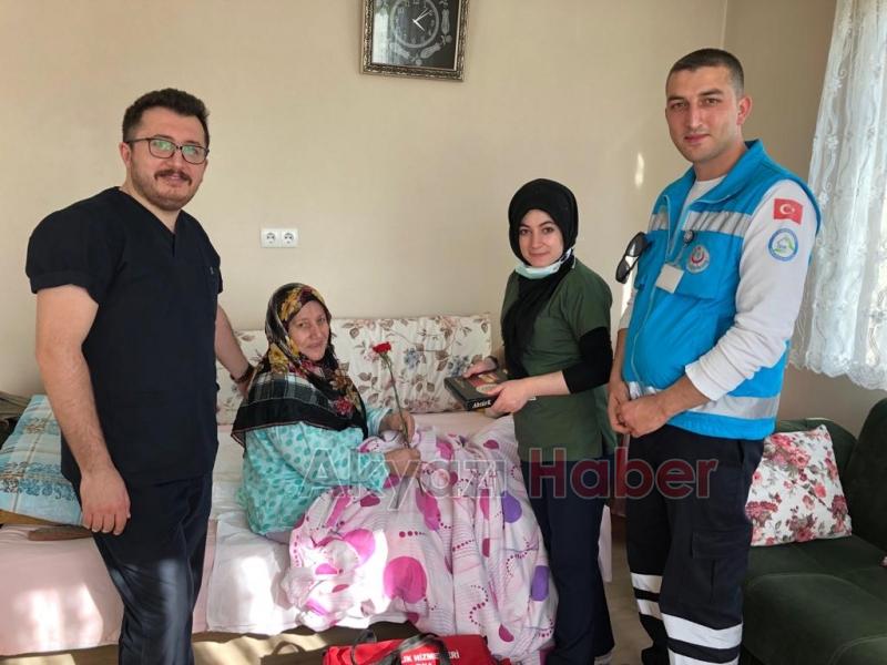 Akyazı Evde Sağlık Hizmetleri ekipleri yaşlı hastaları unutmadı
