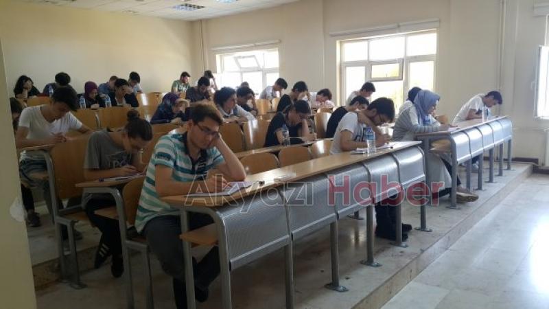 AKYAZI EYYüP GENÇ FEN LiSESi SON SINIF öĞRENCiLERi üNiVERSiTE SINAVINA HAZIR