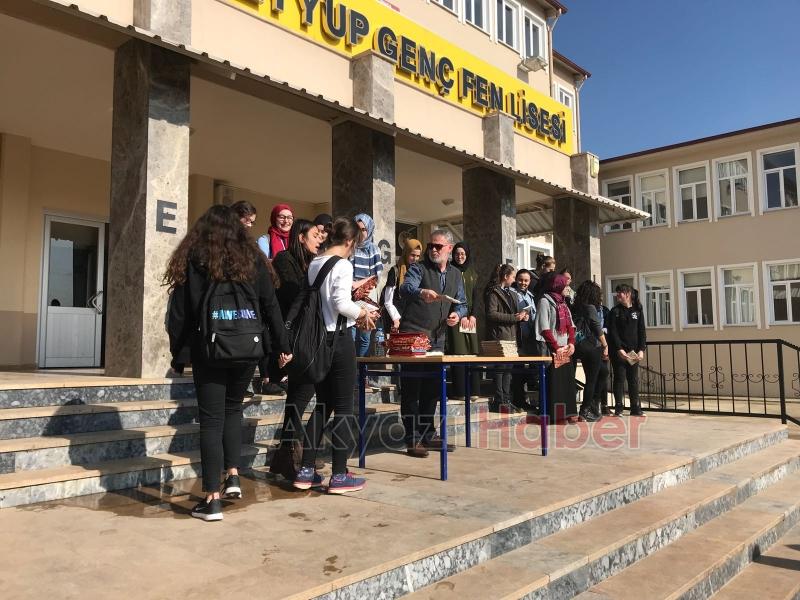 Akyazı Fen Lisesi çok kitap okuyan öğrencilerini kitapla ödüllendirdi