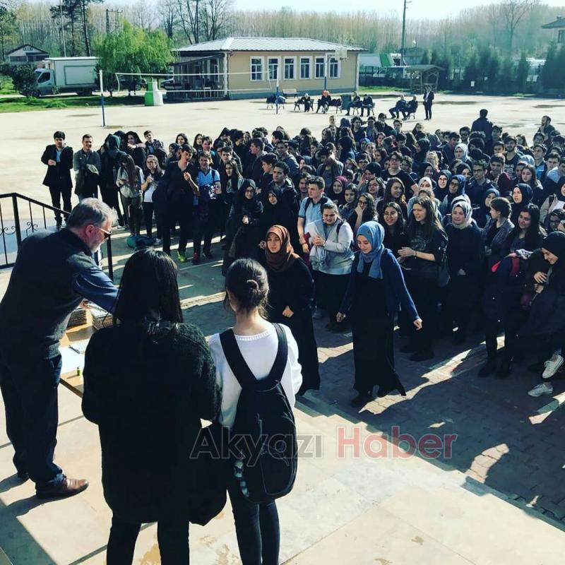 Akyazı Fen Lisesi çok kitap okuyan öğrencilerini kitapla ödüllendirdi