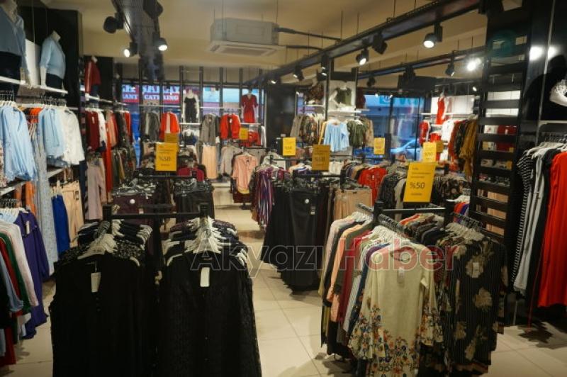 Akyazı Fullada Tüm Ürünlerde Yüzde 50 İndirim