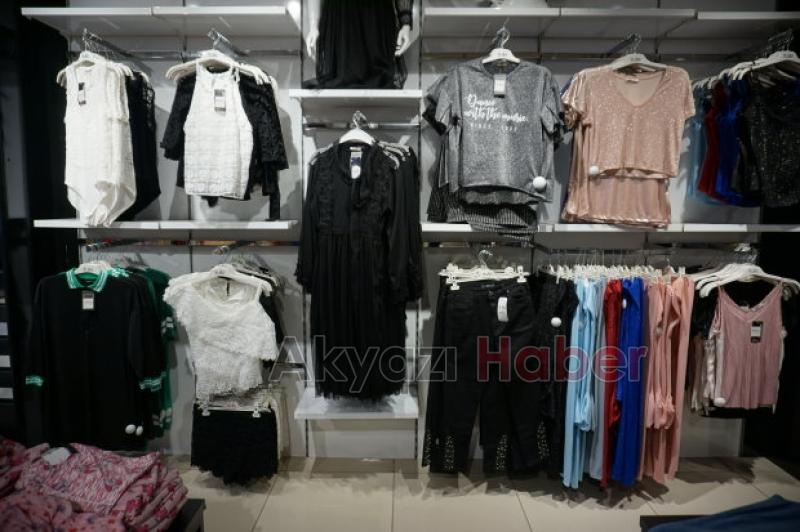 Akyazı Fullada Tüm Ürünlerde Yüzde 50 İndirim