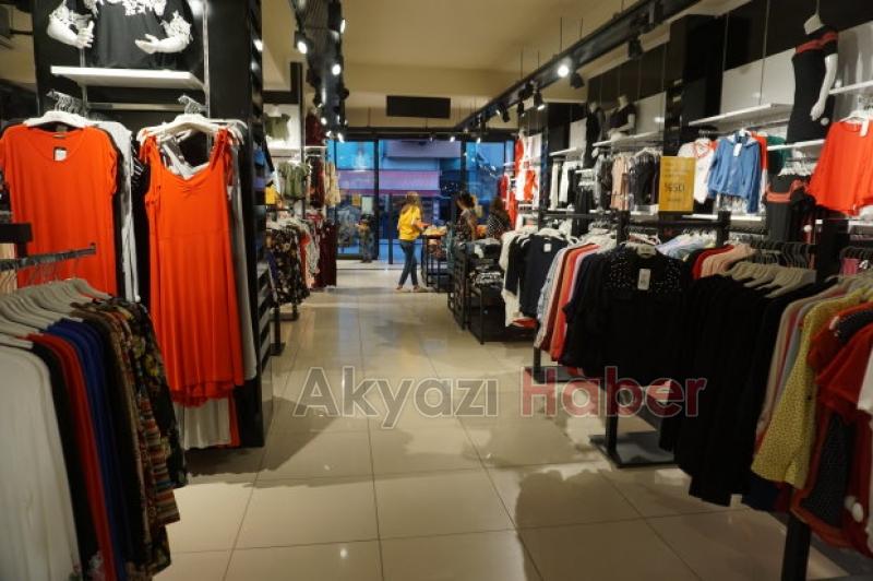 Akyazı Fullada Tüm Ürünlerde Yüzde 50 İndirim