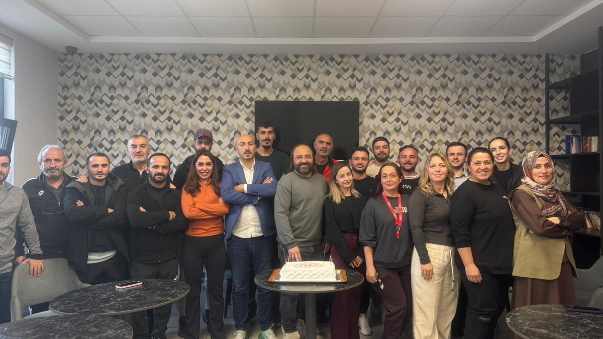 Akyazı Gençlik Merkezi’nde öğretmenler günü sürprizi