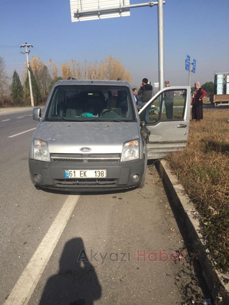 Akyazı Gişeleri Kavşağında Kaza