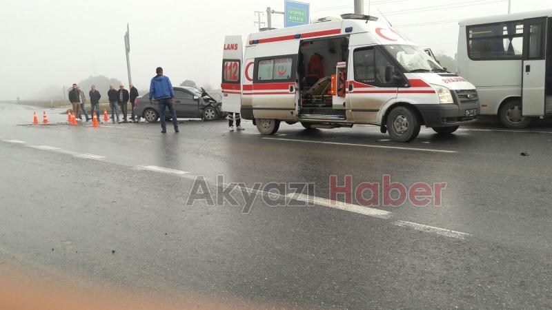 Akyazı Gişeleri Kavşağında Kaza 4 Yaralı