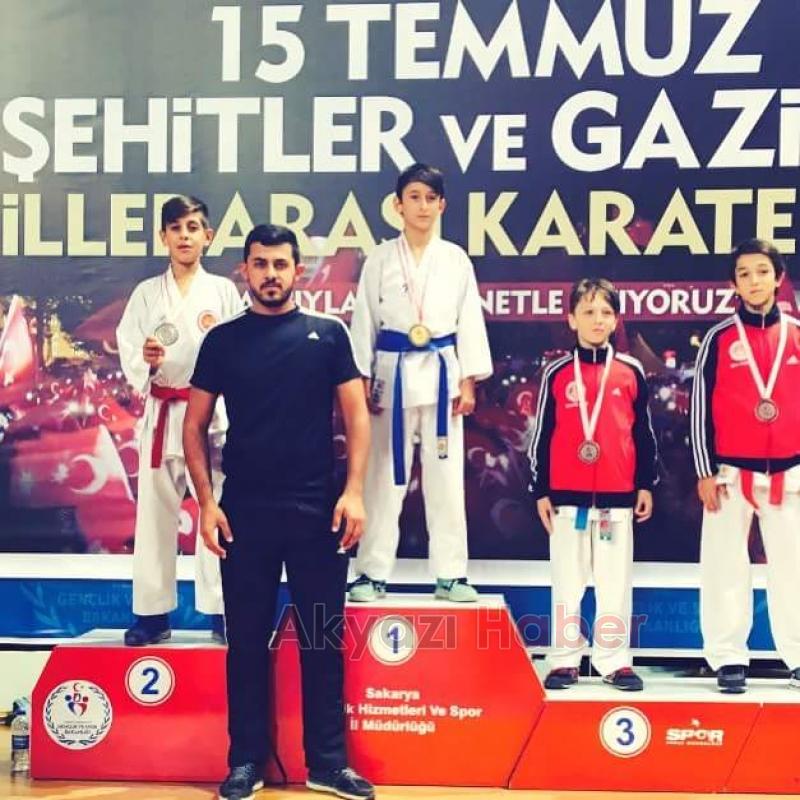 Akyazı Halk Eğitim Merkezi Karatecileri Madalyasız Dönmüyor