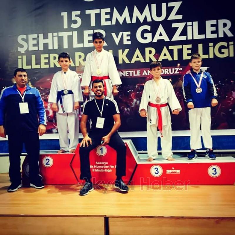 Akyazı Halk Eğitim Merkezi Karatecileri Madalyasız Dönmüyor