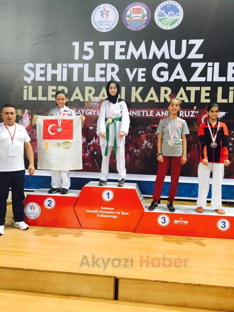 Akyazı Halk Eğitim Merkezi Karatecileri Madalyasız Dönmüyor