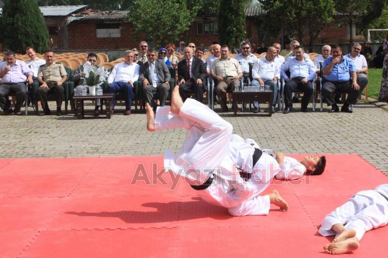 Akyazı Halk Eğitim Merkezi Yıl Sonu Sergisi Açıldı