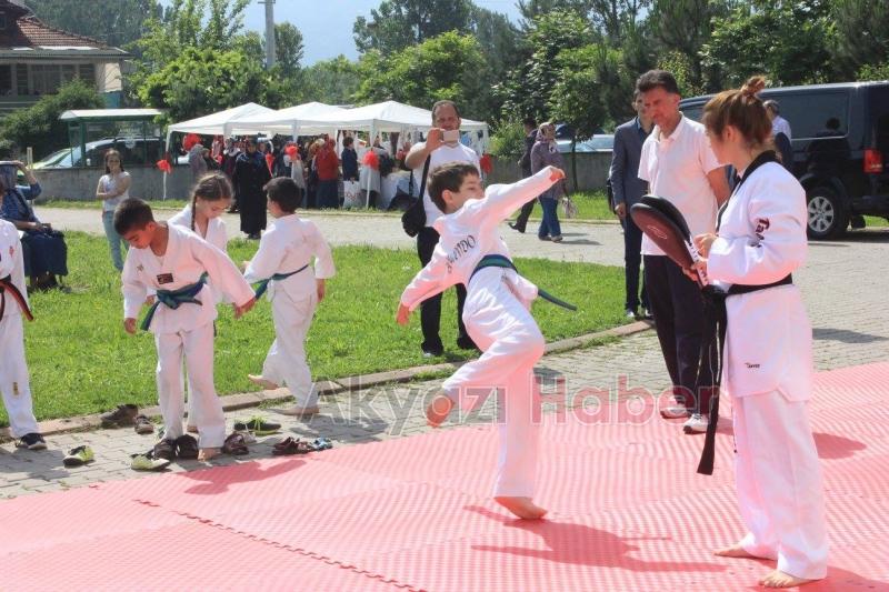 Akyazı Halk Eğitim Merkezi Yıl Sonu Sergisi Açıldı