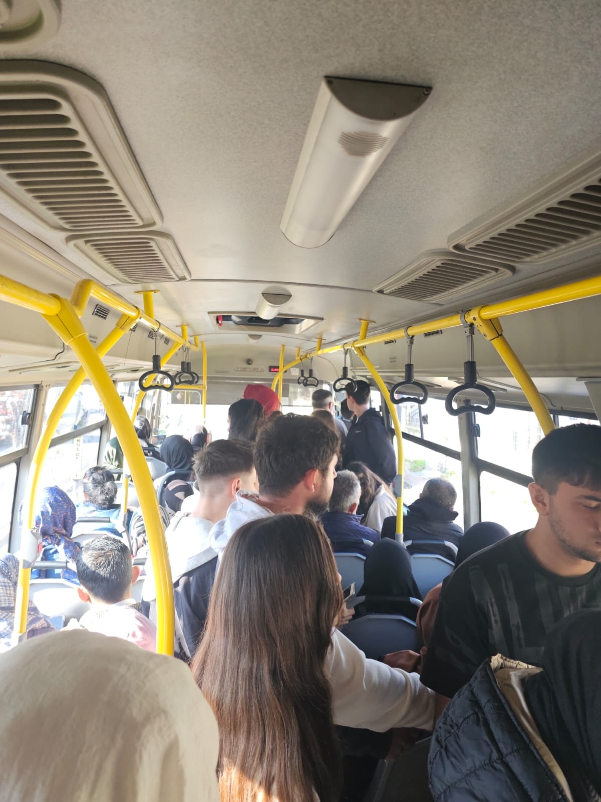 Akyazı halk otobüsünde fazla yolcu tepkisi