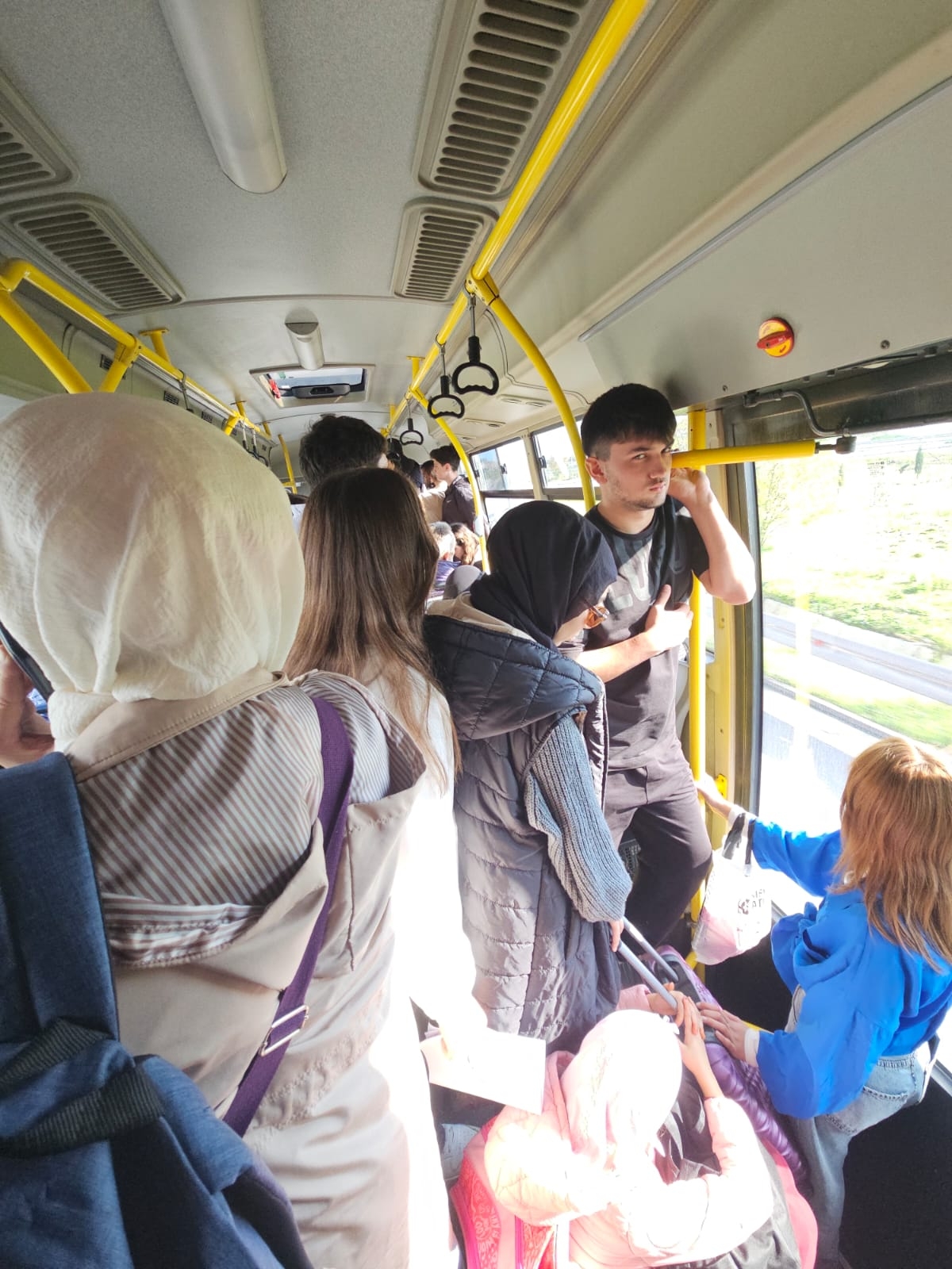 Akyazı halk otobüsünde fazla yolcu tepkisi