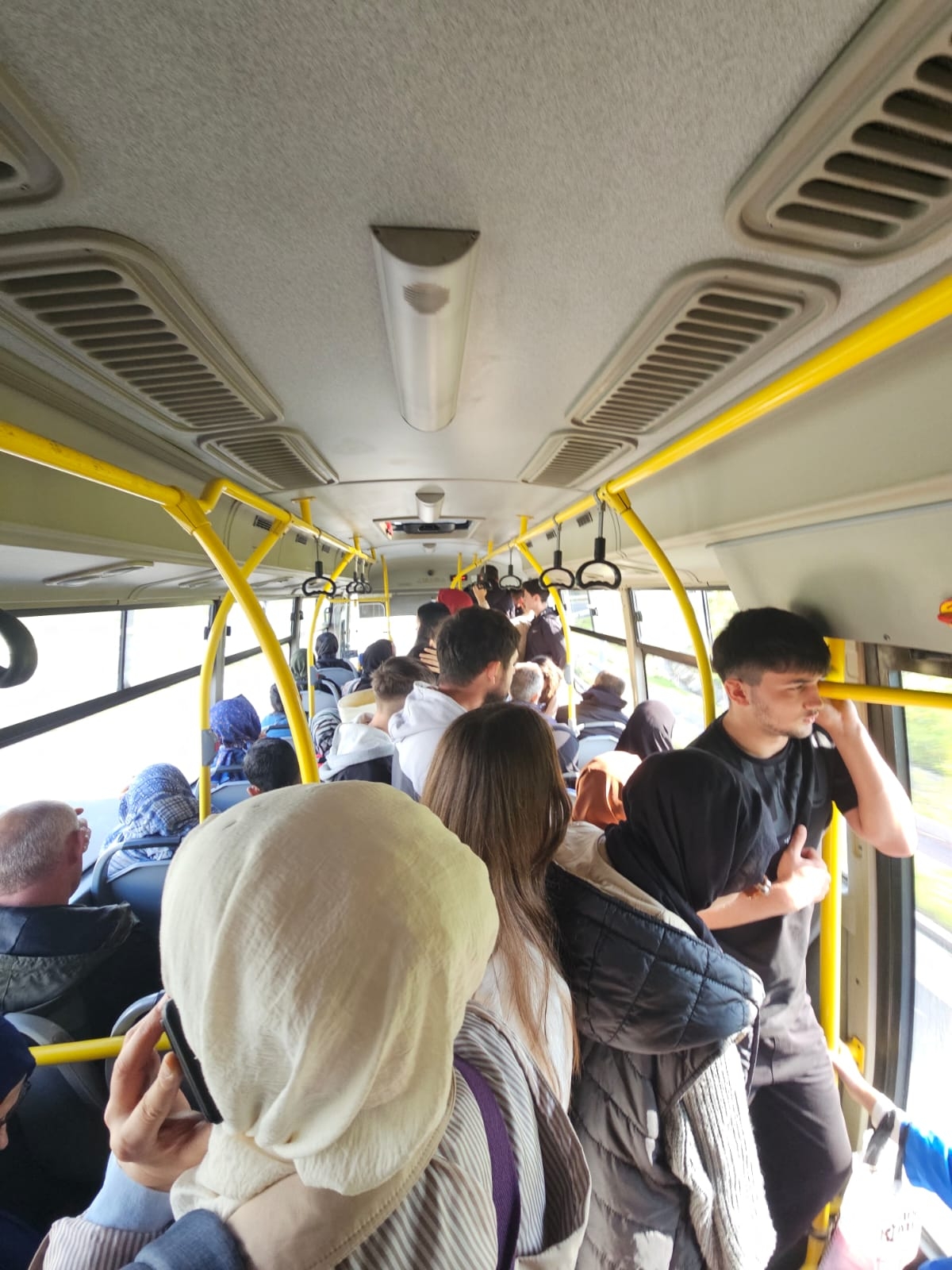 Akyazı halk otobüsünde fazla yolcu tepkisi