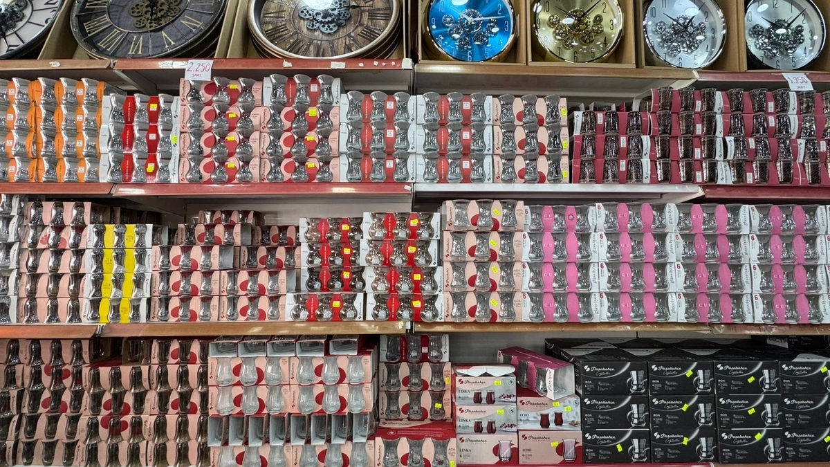 Akyazı Han AVM'de dev indirim devam ediyor. Son gün 30 Nisan Perşembe!