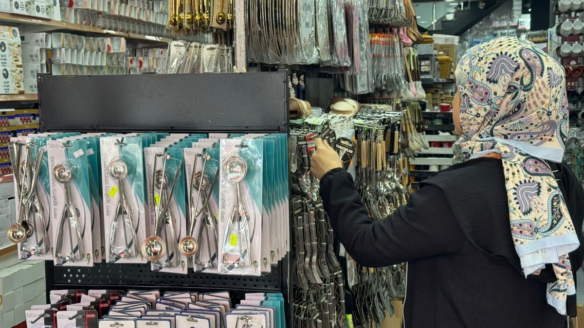 Akyazı Han AVM'de dev indirim devam ediyor. Son gün 30 Nisan Perşembe!