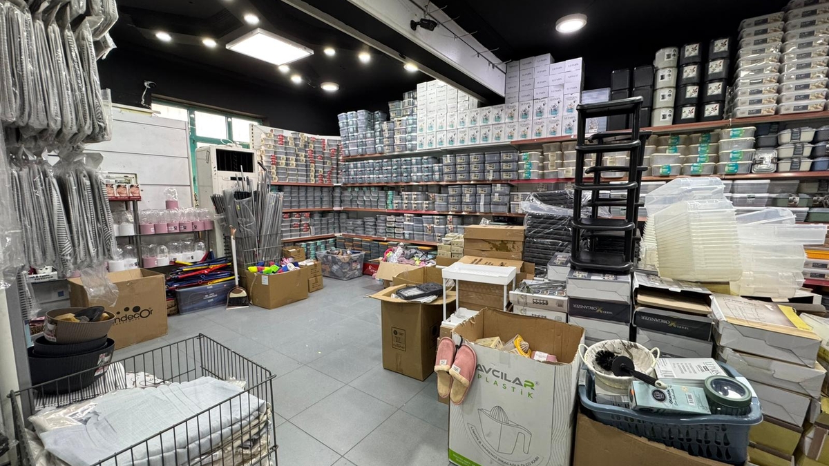 Akyazı Han Avm'de yılın en büyük indirimi yarın başlıyor. Etiketin yarısı! Yetişen alır!