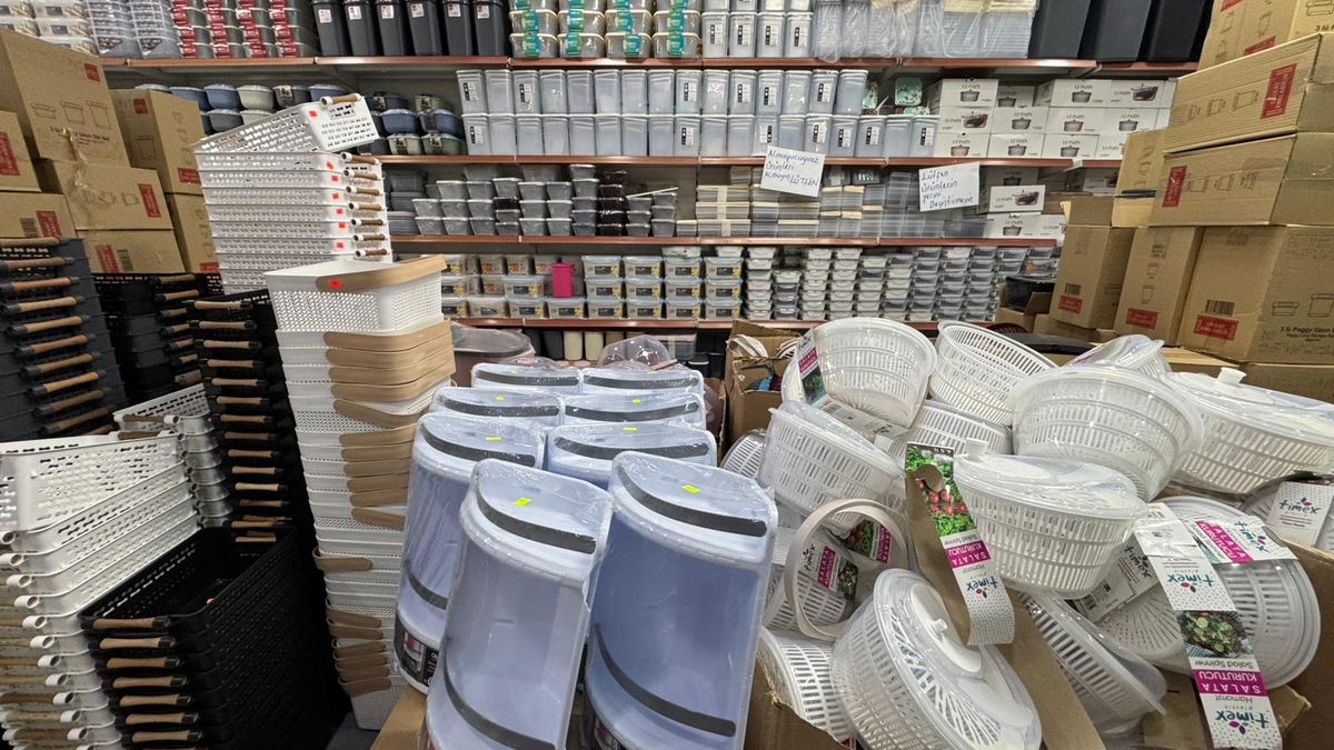 Akyazı Han Avm'de yılın en büyük indirimi yarın başlıyor. Etiketin yarısı! Yetişen alır!