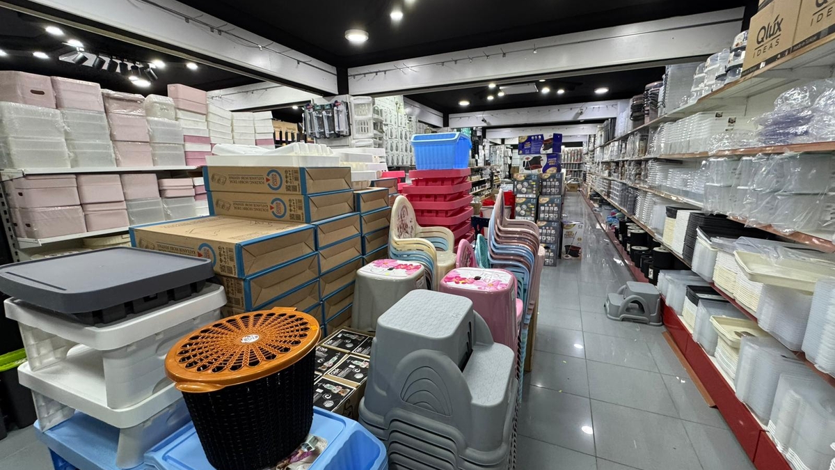 Akyazı Han Avm'de yılın en büyük indirimi yarın başlıyor. Etiketin yarısı! Yetişen alır!