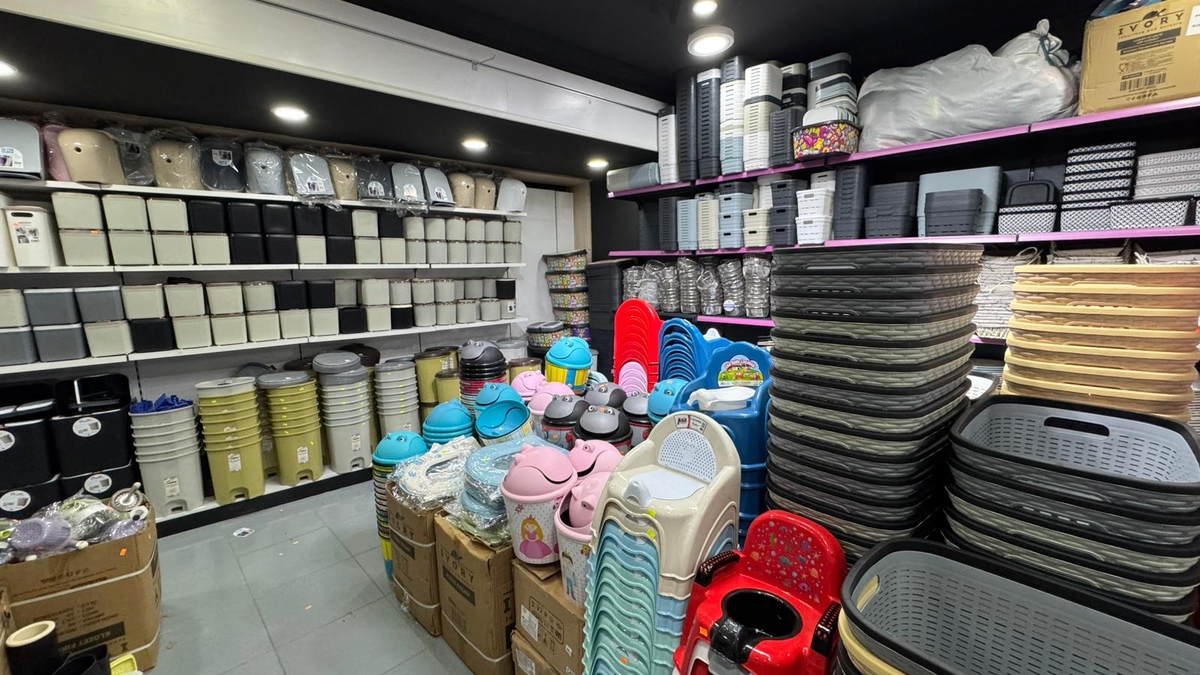 Akyazı Han Avm'de yılın en büyük indirimi yarın başlıyor. Etiketin yarısı! Yetişen alır!