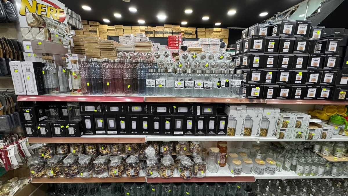 Akyazı Han Avm'de yılın en büyük indirimi yarın başlıyor. Etiketin yarısı! Yetişen alır!