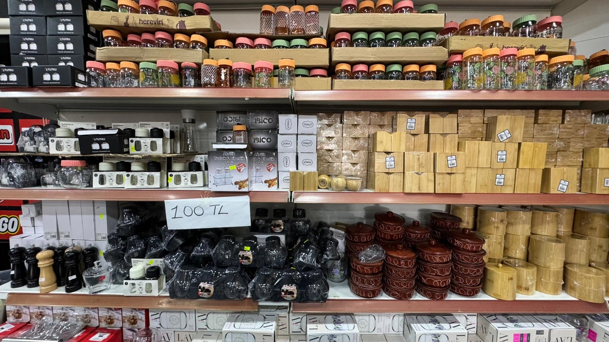 Akyazı Han Avm'de yılın en büyük indirimi yarın başlıyor. Etiketin yarısı! Yetişen alır!