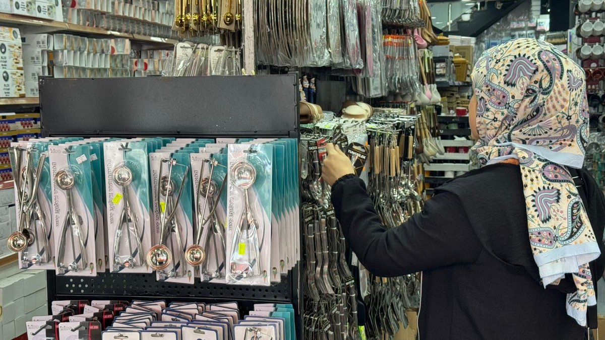 Akyazı Han Avm'de yılın en büyük indirimi yarın başlıyor. Etiketin yarısı! Yetişen alır!