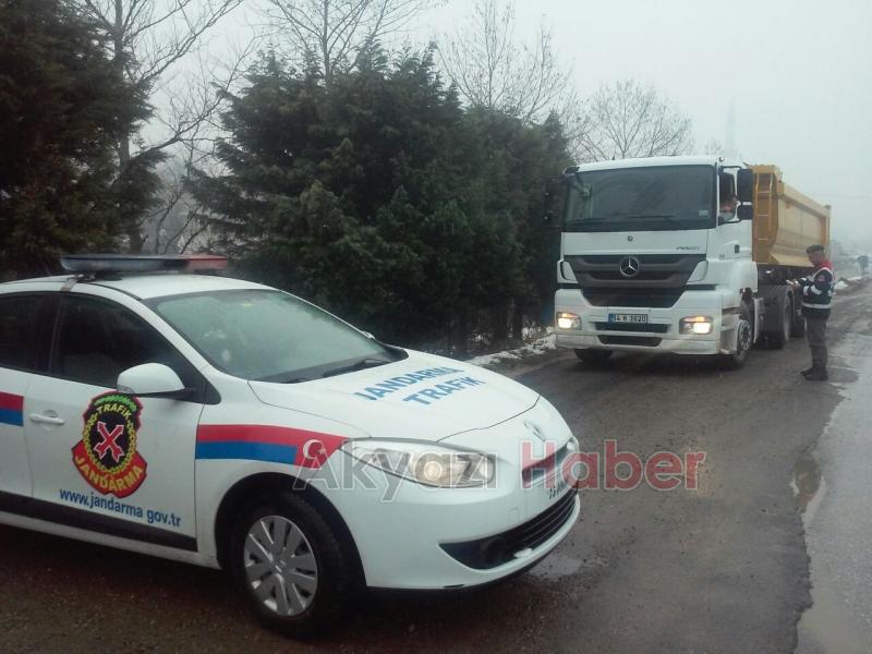 Akyazı İlçe Jandarma Trafik Ekipleri Fazla Tonajlı Araçlara Ceza Kesti