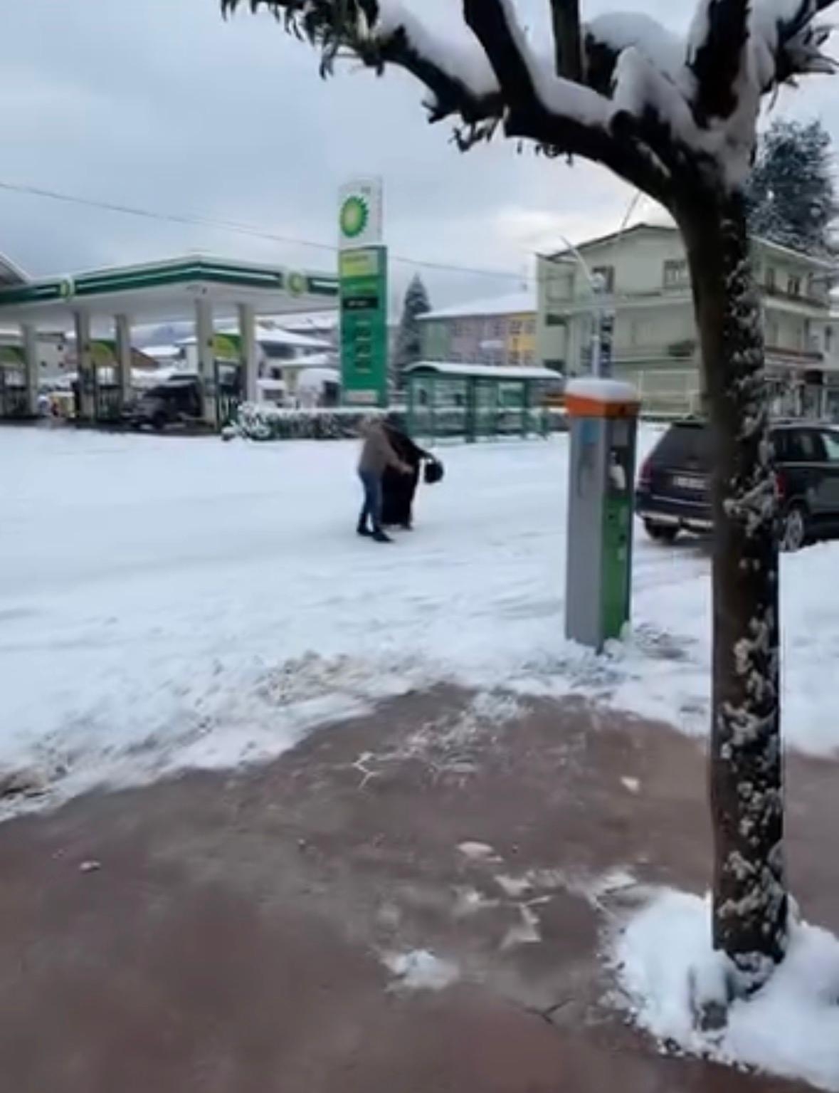Akyazı ilçe merkezinde kızak merkezini aratmayan görüntüler