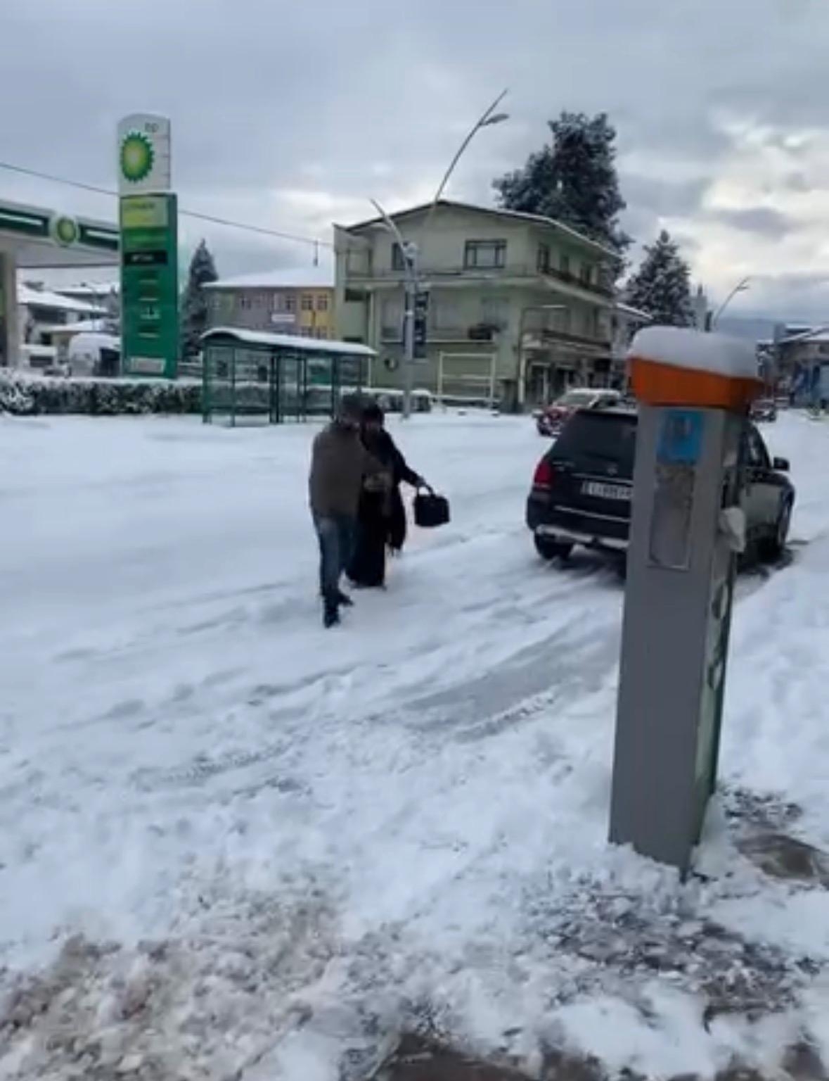 Akyazı ilçe merkezinde kızak merkezini aratmayan görüntüler