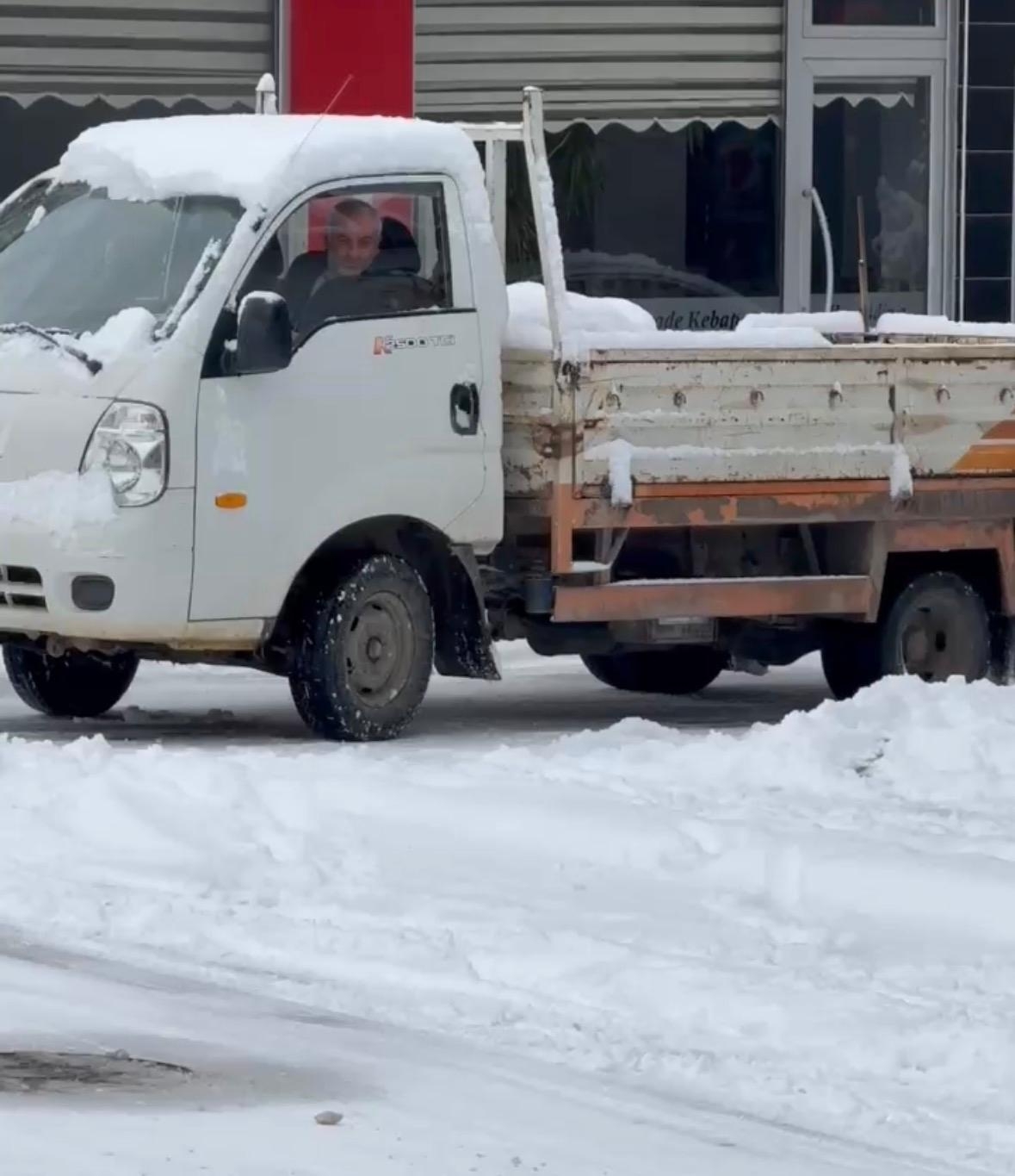 Akyazı ilçe merkezinde kızak merkezini aratmayan görüntüler