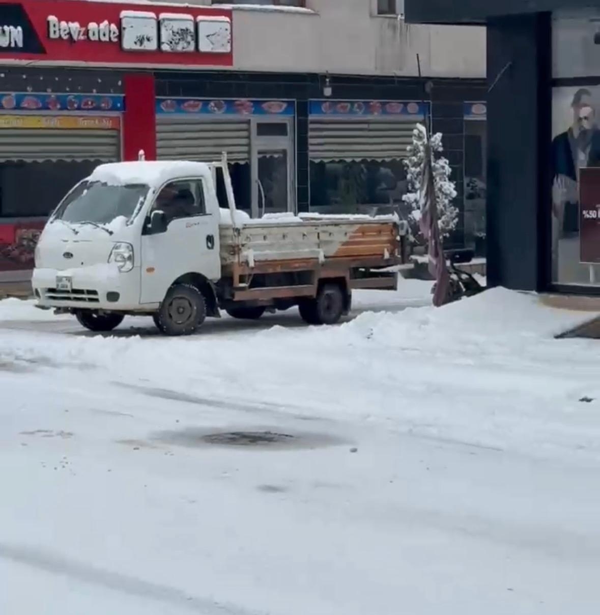 Akyazı ilçe merkezinde kızak merkezini aratmayan görüntüler