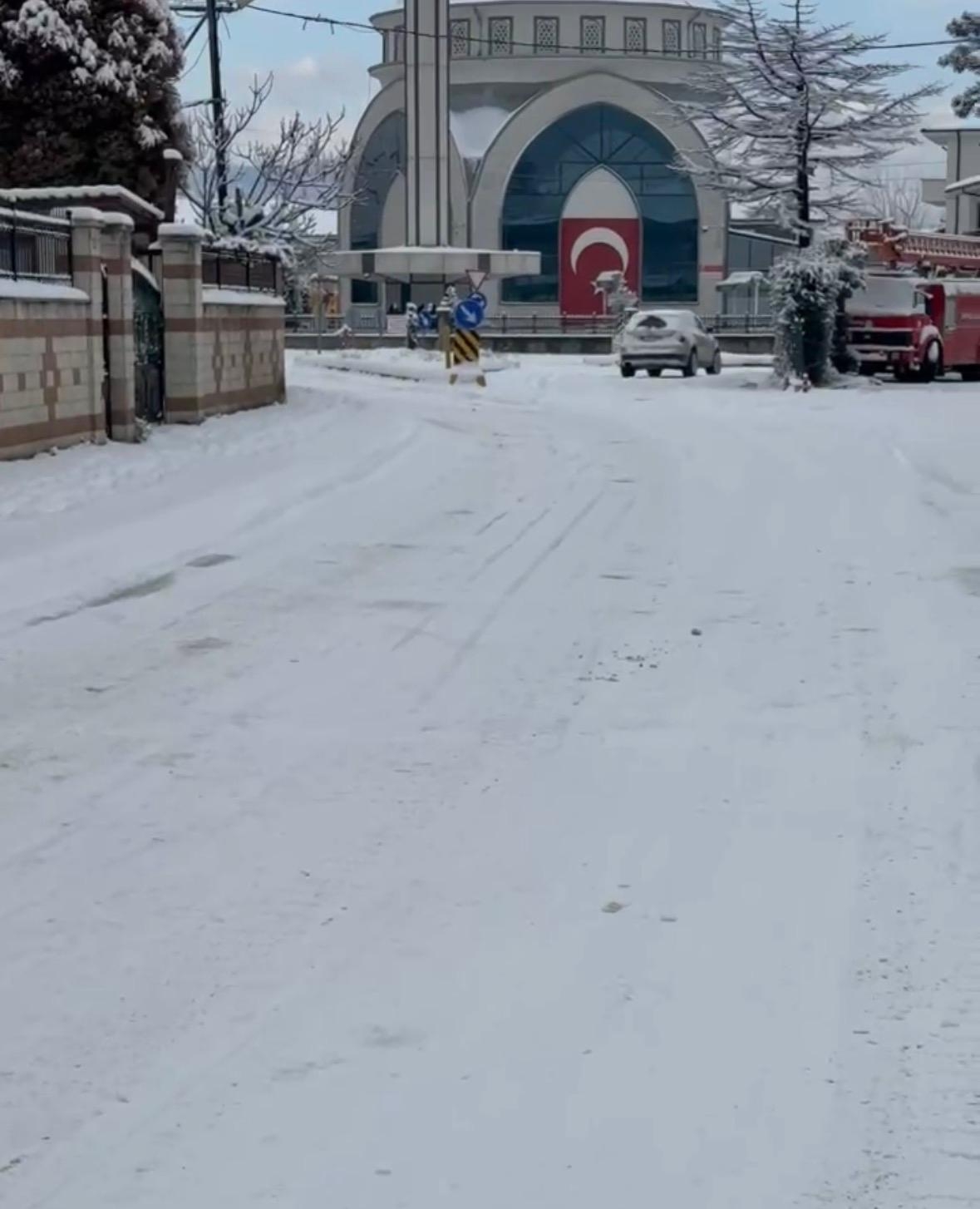 Akyazı ilçe merkezinde kızak merkezini aratmayan görüntüler