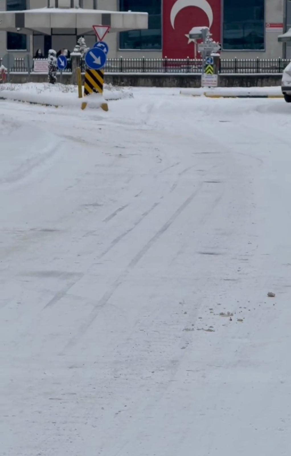 Akyazı ilçe merkezinde kızak merkezini aratmayan görüntüler