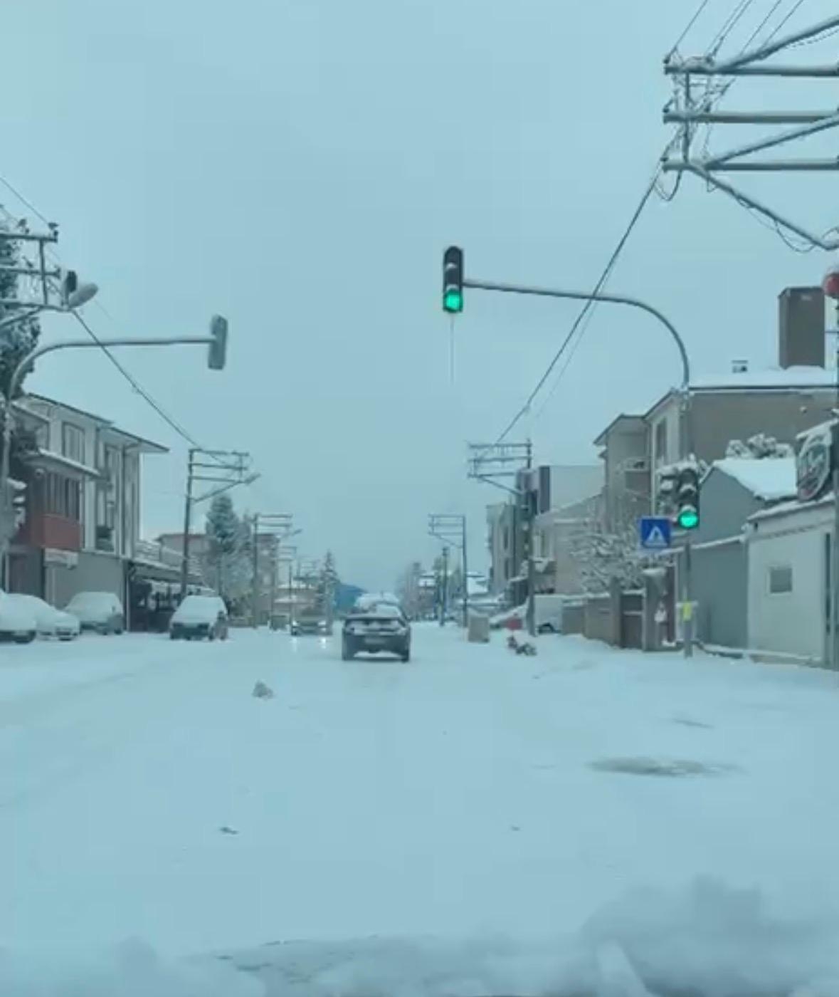 Akyazı ilçe merkezinde kızak merkezini aratmayan görüntüler