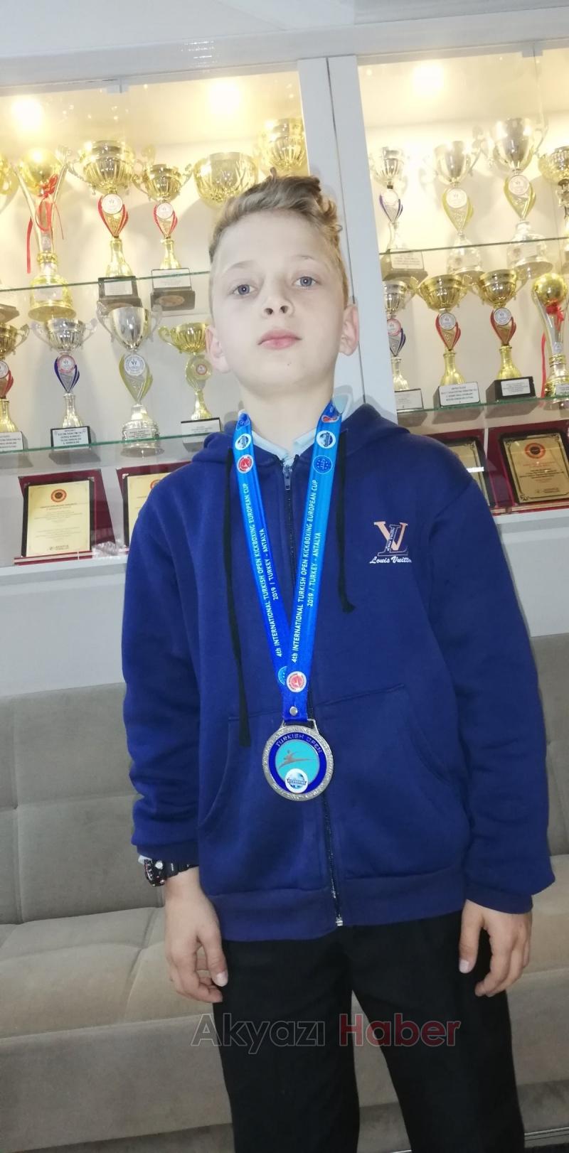 Akyazı İmam Hatip okulu öğrencisinden uluslararası başarı