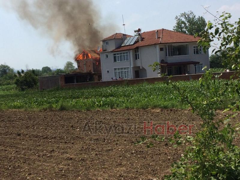 Akyazı Kuzuluk Mahallesinde Yangın