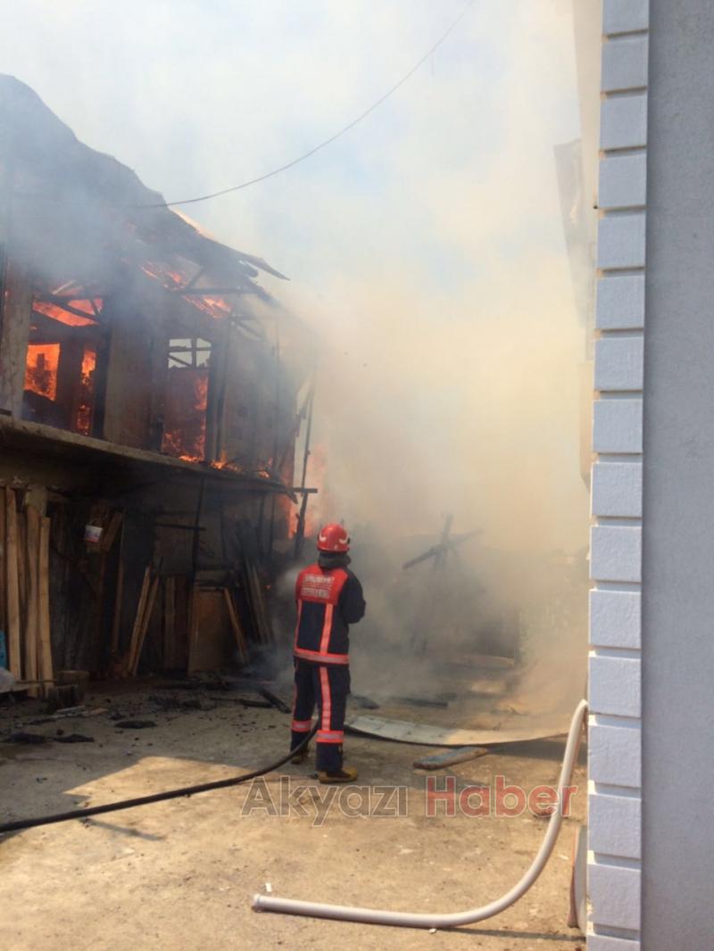 Akyazı Kuzuluk Mahallesinde Yangın