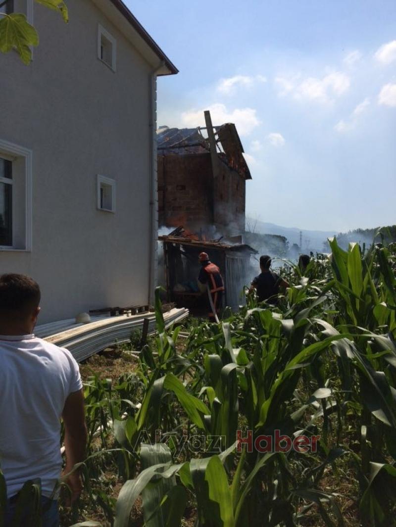 Akyazı Kuzuluk Mahallesinde Yangın