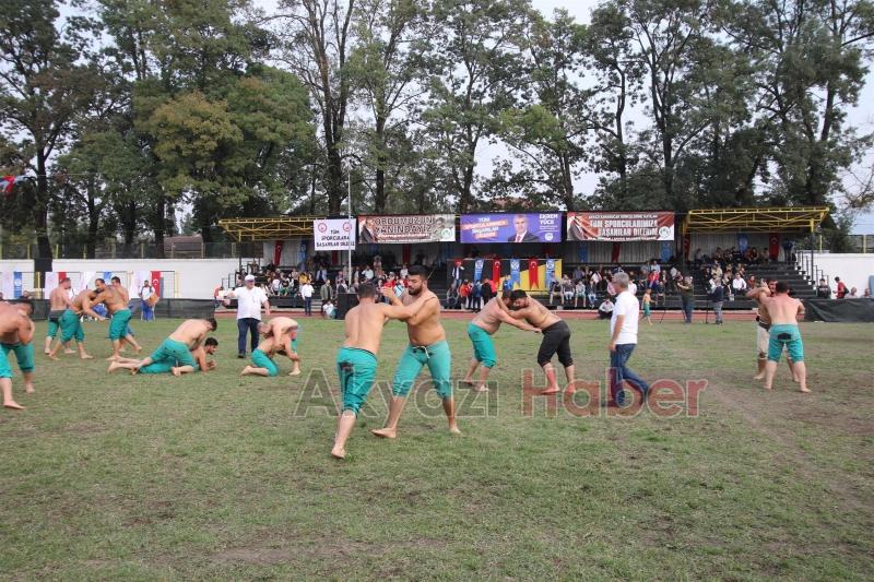Akyazı Karakucak Güreşlerine Yoğun Katılım Oldu