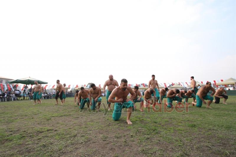 Akyazı Karakucak Güreşlerine Yoğun Katılım Oldu